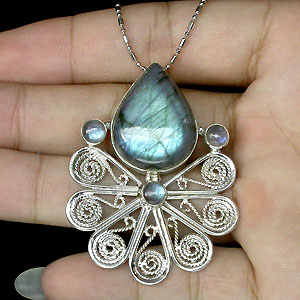 Интересный кулон с лабрадоритами