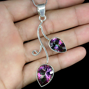 Изящный кулон с мистическими топазами