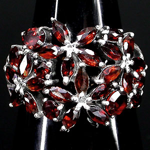 Эффектное кольцо с гранатами