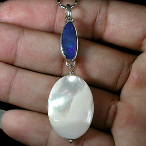 Элегантный кулон с опалом и перламутром