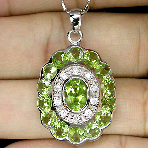 Кулон с яркими перидотами