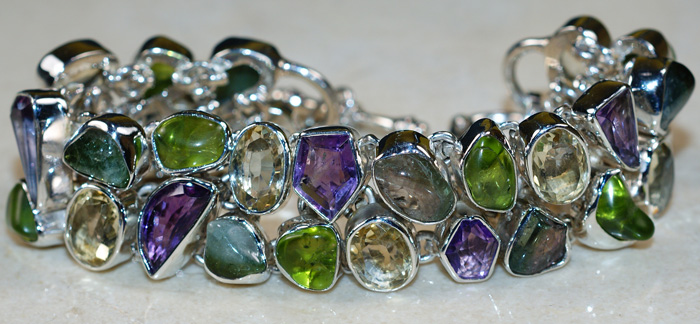 Браслет с самоцветами
