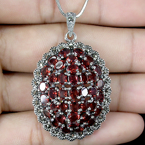 Эффектный кулон с гранатами