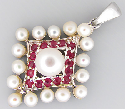 Кулон с жемчугом и сапфирами