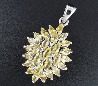 Кулон с золотистыми сапфирами