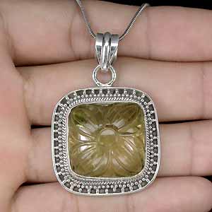 Кулон с цитрином, украшенным резьбой