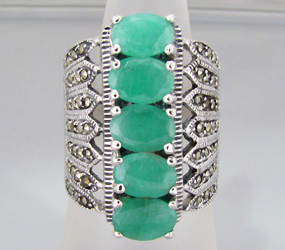 Широкое кольцо с изумрудами