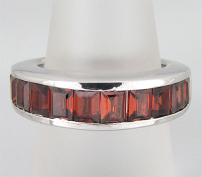 Стильное кольцо с гранатами