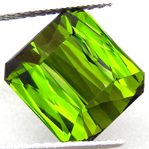 Крупный яркий турмалин 8,49 карат
