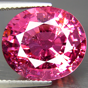 Крупный пурпурно-розовый турмалин 11,75 карат