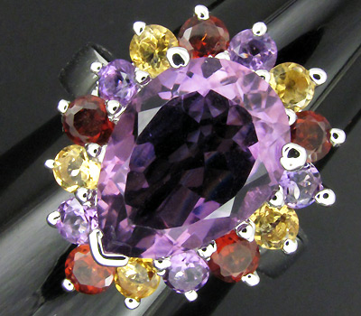 Великолепное кольцо с самоцветами