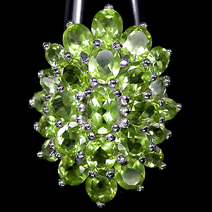 Роскошное кольцо с перидотами