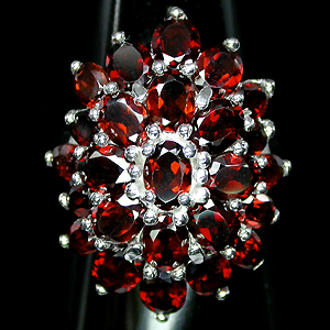 Превосходное кольцо с гранатами