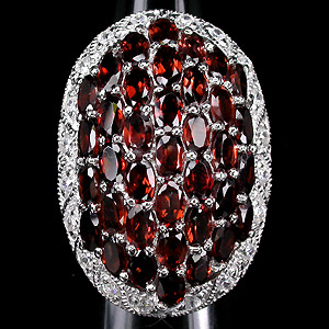 Роскошное крупное кольцо с гранатами