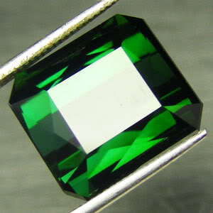 Крупный зеленый турмалин 8,87 карат