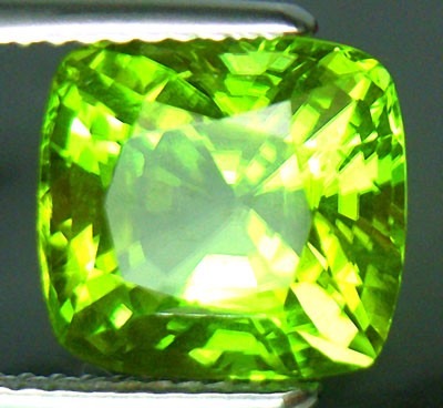 Эффектный перидот 4,6 карат