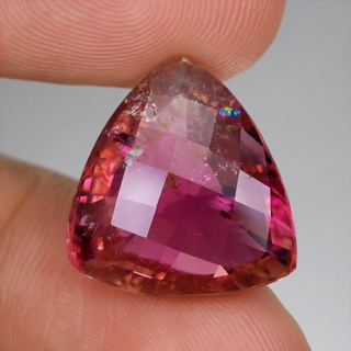 Крупный турмалин с радужными включениями 13,98 карат