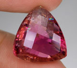 Крупный турмалин с радужными включениями 13,98 карат 