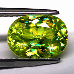 Зеленый сфен 2,09 карат