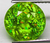 Зеленый сфен 2,28 карат 