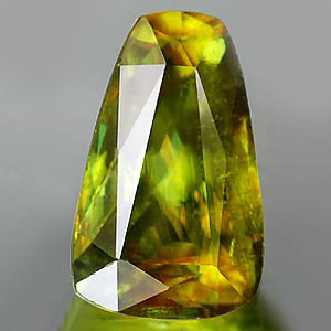 Эффектный сфен фантазийной огранки 3,17 карат
