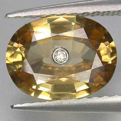 Чистый бриллиант в золотистом цирконе