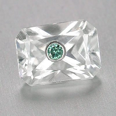 Голубой бриллиант в бесцветном цирконе