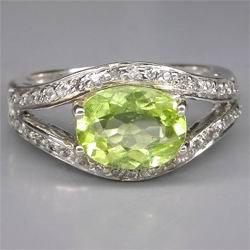 Кольцо с ярко-зеленым чистейшим перидотом и натуральными цирконами