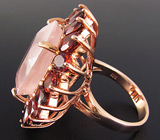 Великолепное крупное кольцо из коллекции "Mia" с розовым кварцем и гранатами Серебро 925