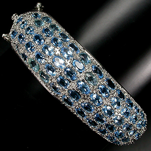 Браслет с голубыми топазами