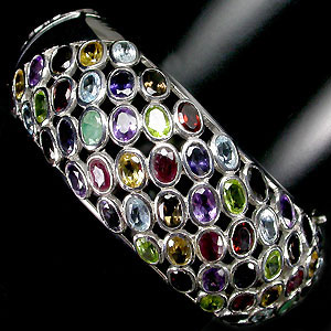 Превосходный браслет с самоцветами