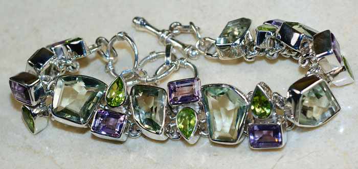 Браслет с аметистами и перидотами