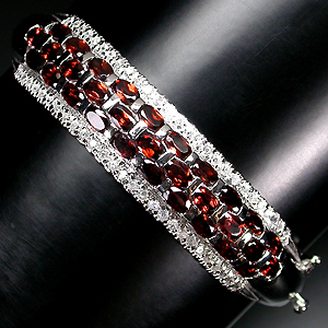 Эффектный браслет с гранатами