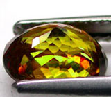 Превосходный золотистый сфен 1,67 карат 