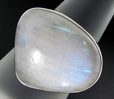 Кольцо с крупным лунным камнем