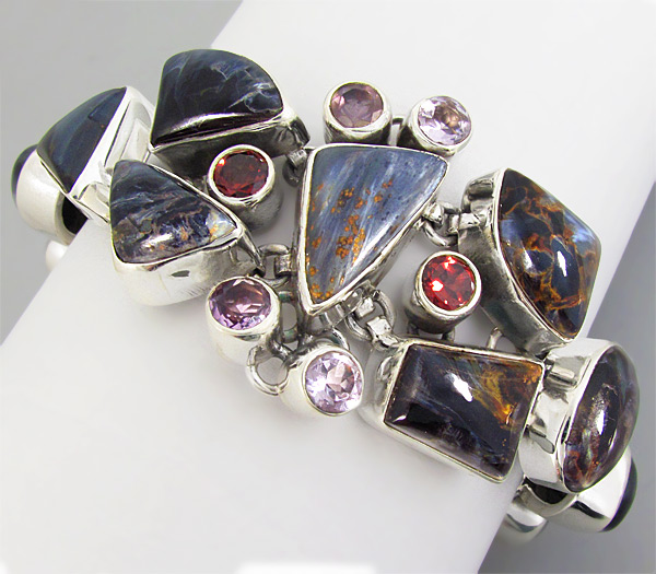 Браслет с петерситами, гранатами, аметистами и лунным камнем