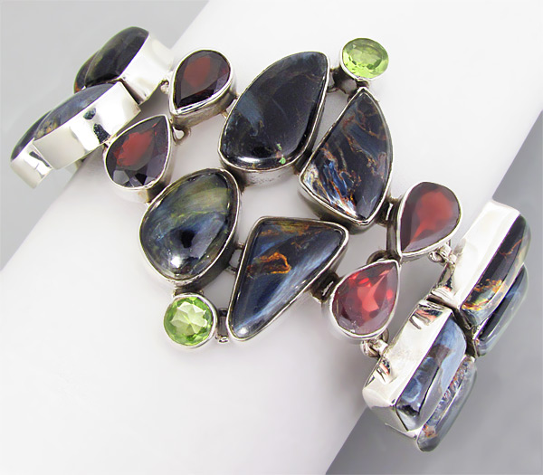 Браслет с петерситами, родолитами гранатами и перидотами