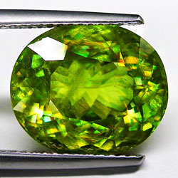 Крупный зеленый сфен 8,97 карат
