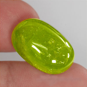 Крупный ярко-зеленый сфен 20,91 карат