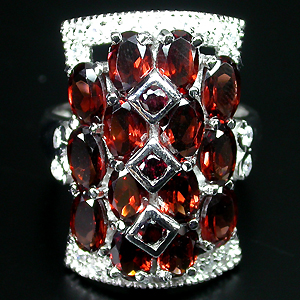 Превосходное кольцо с гранатами