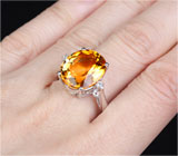 Кольцо с золотистым цитрином и бриллиантами Золото