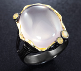 Серебряное кольцо с розовым кварцем и ограненными эфиопскими опалами