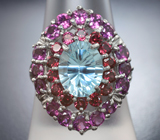 Яркое серебряное кольцо с голубым топазом лазерной огранки, альмандинами и родолитами Серебро 925