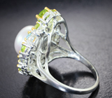 Серебряное кольцо с жемчужиной, перидотами и голубыми топазами Серебро 925