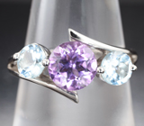 Чудесное серебряное кольцо с аметистом и голубыми топазами Серебро 925