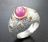 Серебряное кольцо cо зведчатым корундом 3,09 карата и перидотами