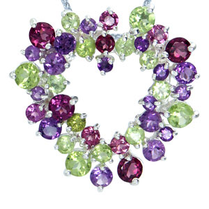 Прелестный кулон с самоцветами