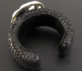 Кольцо с инкрустацией кожей ската и перидотом Серебро 925