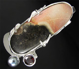 Кольцо с брекцией агата, кварцита и яшмы, гранатом и цветной жемчужиной Серебро 925