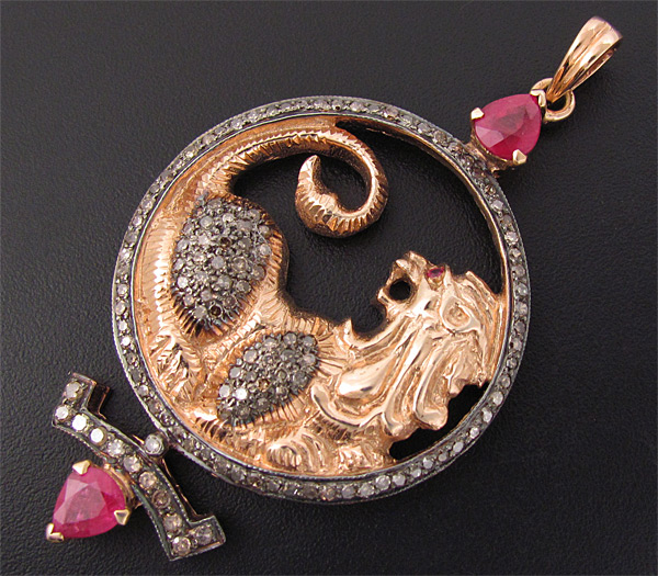 Подвеска "Лев" с сапфирами и бриллиантами